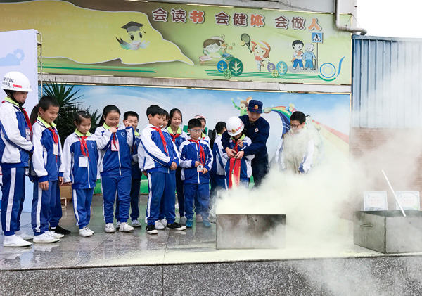 图片默认标题_fororder_4组织学生实际操作灭火