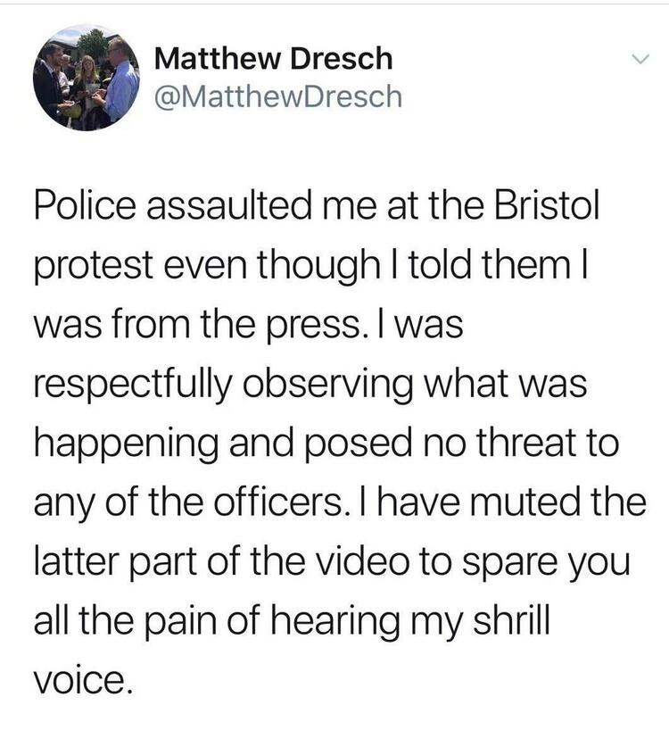 英国警察用警犬阵驱散布里斯托示威民众