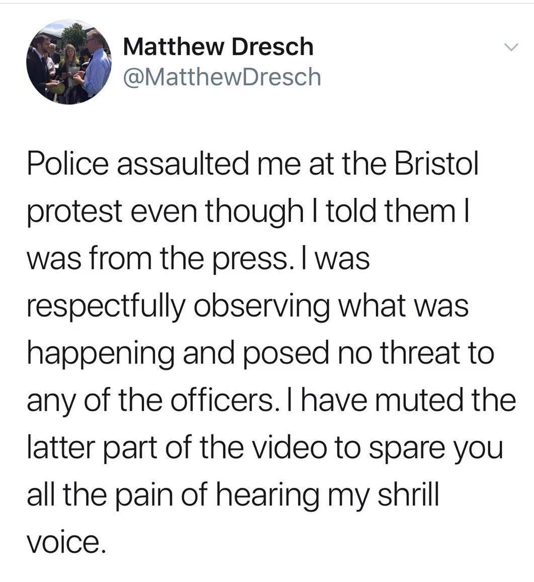 英国警察用警犬阵驱散布里斯托示威民众
