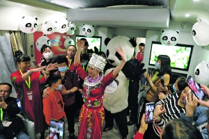 (中首)升级版“熊猫专列”驶入贵州