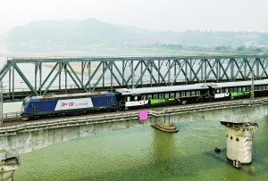 (中首)升级版“熊猫专列”驶入贵州