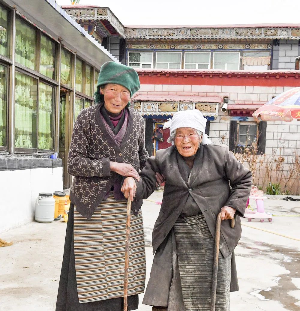 卓嘎(右)和女儿在家里合影(3月22日摄)