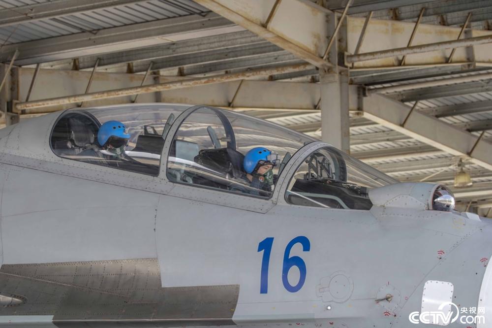 央视网：东部战区海军航空某旅连续组织开展多机型跨昼夜飞行训练