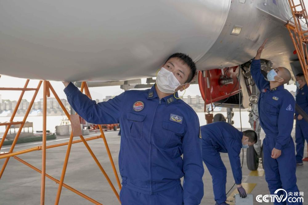 央视网：东部战区海军航空某旅连续组织开展多机型跨昼夜飞行训练