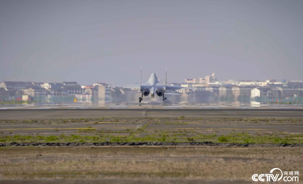 央视网：东部战区海军航空某旅连续组织开展多机型跨昼夜飞行训练
