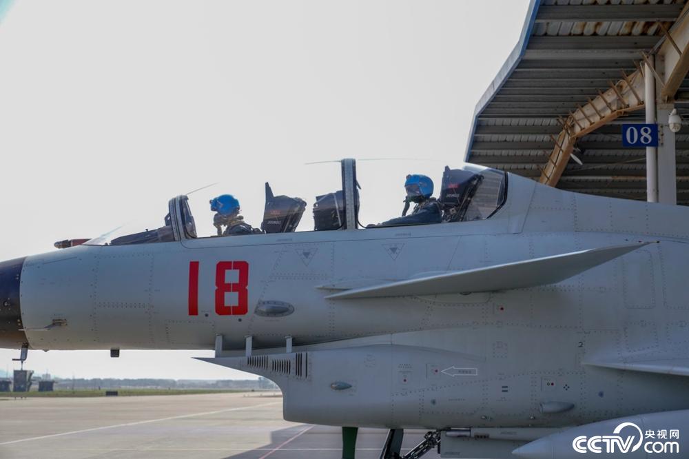 央视网：东部战区海军航空某旅连续组织开展多机型跨昼夜飞行训练