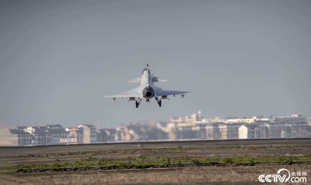 央视网：东部战区海军航空某旅连续组织开展多机型跨昼夜飞行训练