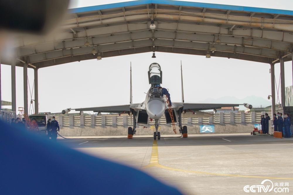 央视网：东部战区海军航空某旅连续组织开展多机型跨昼夜飞行训练