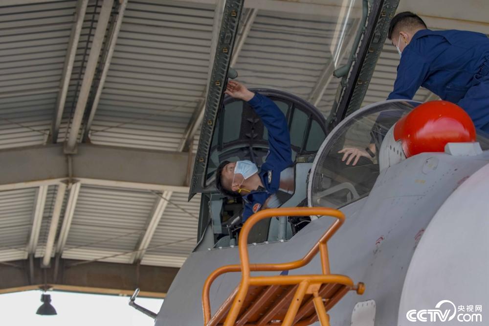 央视网：东部战区海军航空某旅连续组织开展多机型跨昼夜飞行训练