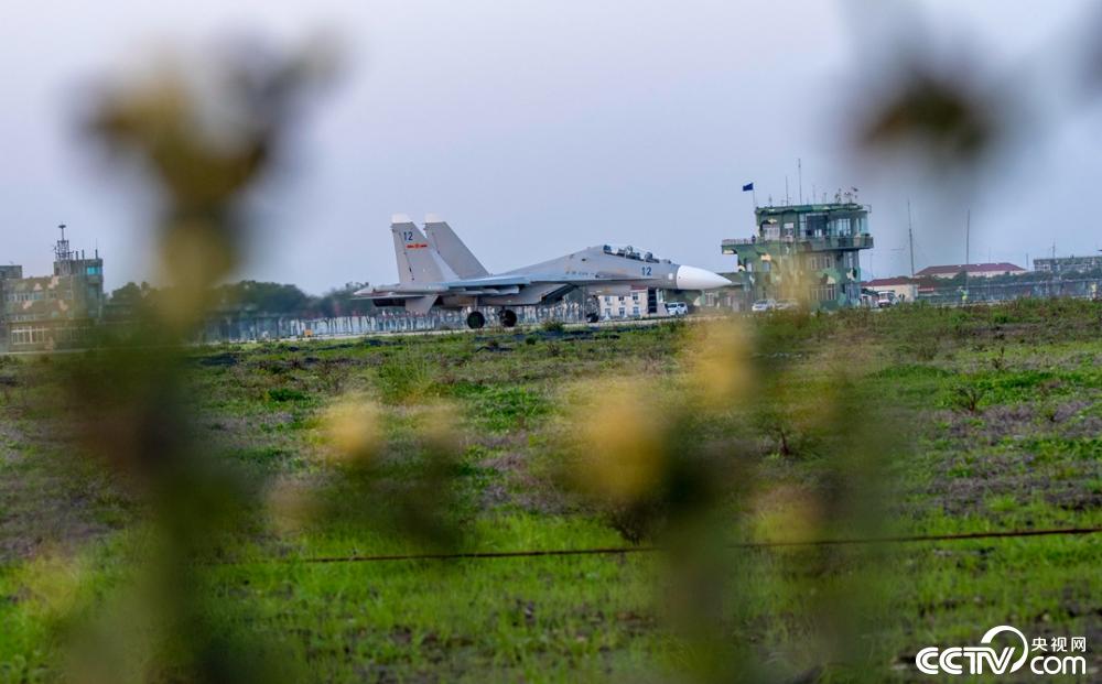 央视网：东部战区海军航空某旅连续组织开展多机型跨昼夜飞行训练