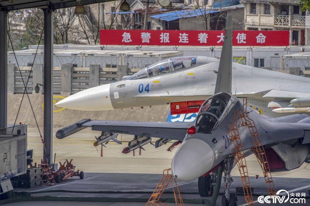 央视网：东部战区海军航空某旅连续组织开展多机型跨昼夜飞行训练