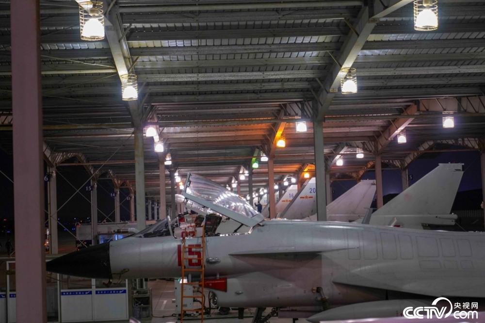 央视网：东部战区海军航空某旅连续组织开展多机型跨昼夜飞行训练