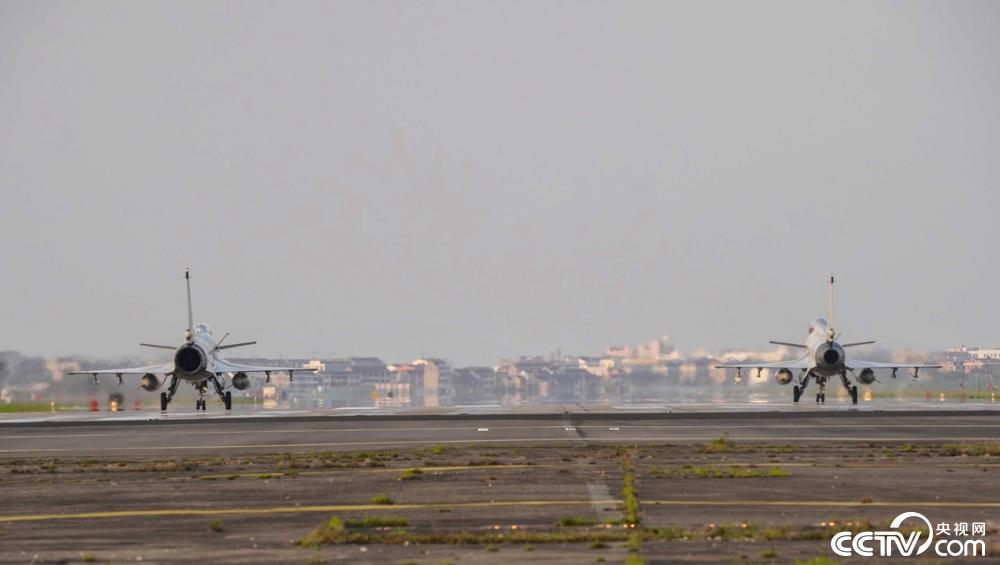 央视网：东部战区海军航空某旅连续组织开展多机型跨昼夜飞行训练
