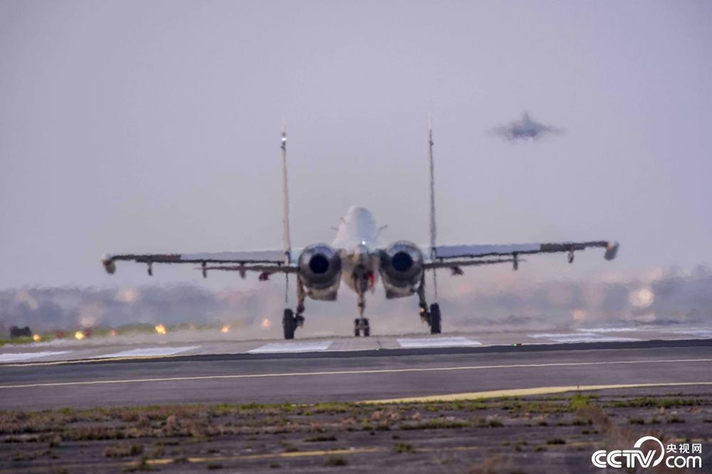央视网：东部战区海军航空某旅连续组织开展多机型跨昼夜飞行训练