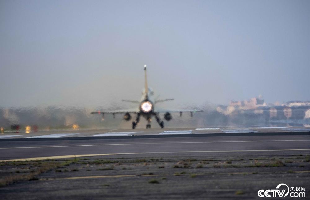 央视网：东部战区海军航空某旅连续组织开展多机型跨昼夜飞行训练