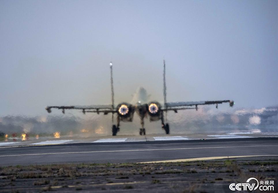 央视网：东部战区海军航空某旅连续组织开展多机型跨昼夜飞行训练