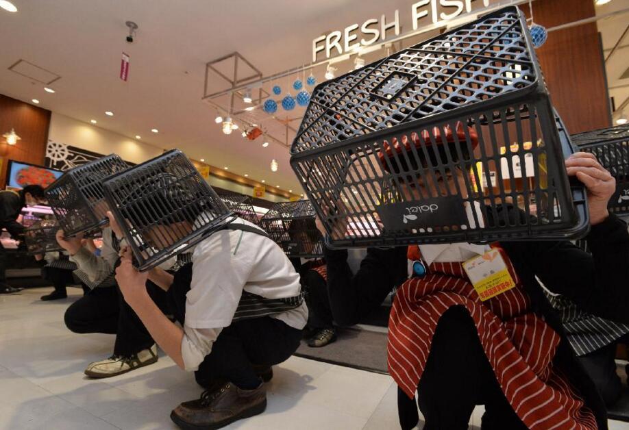 日本神户市举行防震演练 超市员工头盖购物筐