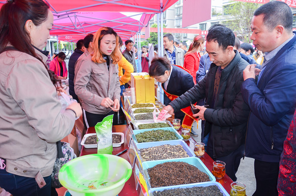 图片默认标题_fororder_游客在现场购买茶叶（摄影-杨梦婧）