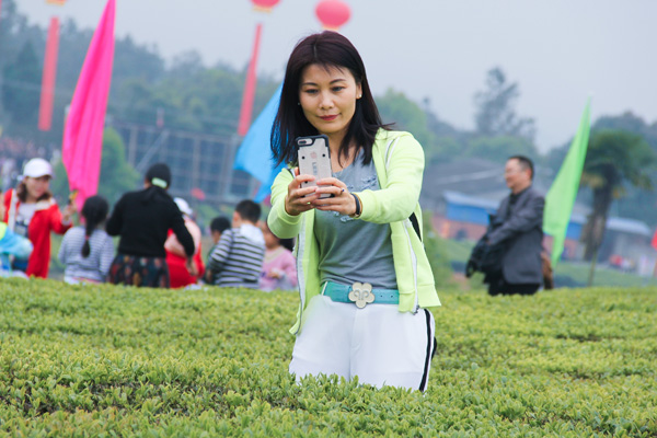 图片默认标题_fororder_游客在茶园中拍照留念（摄影-杨梦婧）