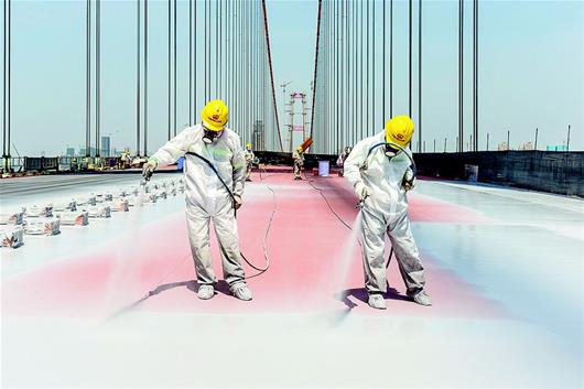 杨泗港长江大桥开始“装修”