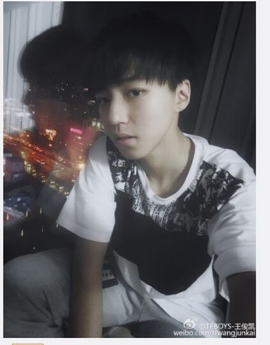 Tfboys Junkai Wang wear short sleeved on the window self modeling handsome (Figure)