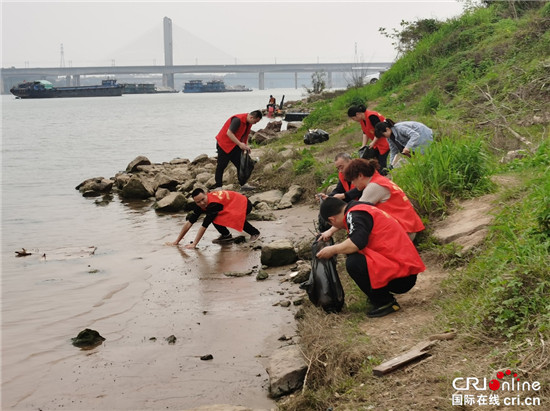 志愿者们清理河道周围垃圾