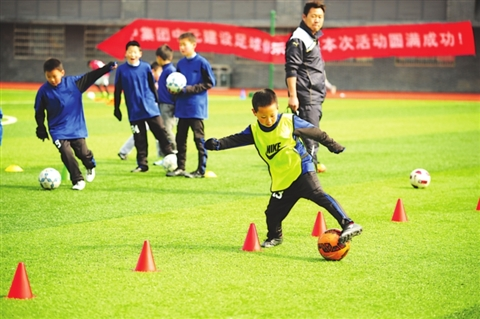 中国首部幼儿足球教材《幼儿关键期足球》出版-国际在线教学