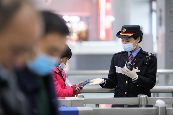 清明节迎“春游”客流小高峰 郑州东站加开16趟高铁