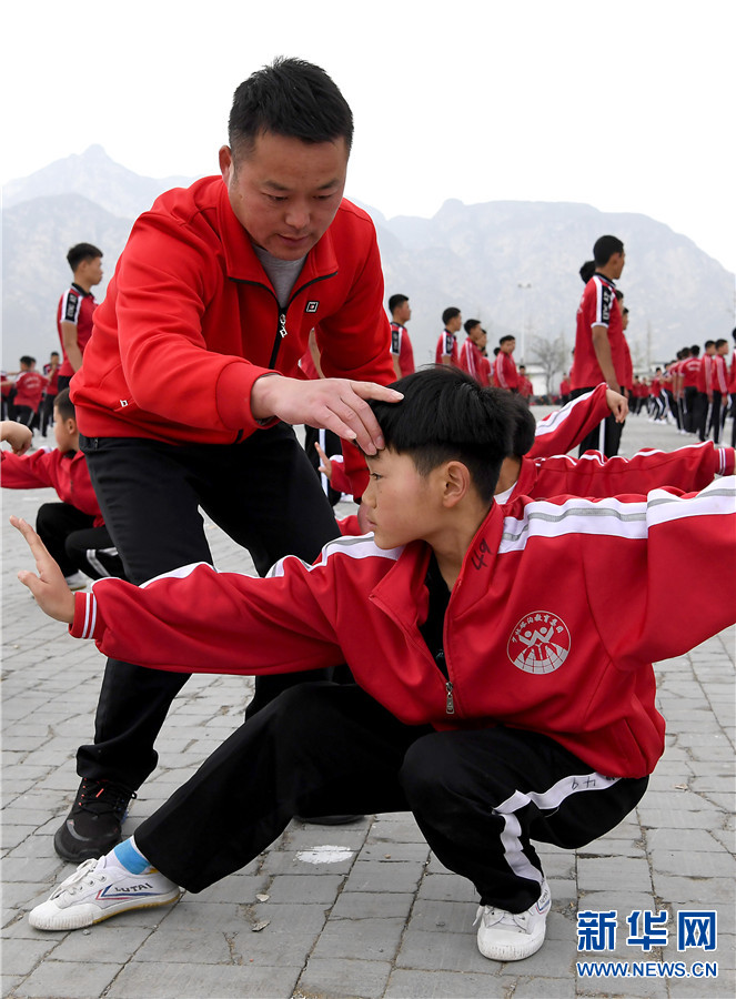 河南登封：少林冰球训练正酣