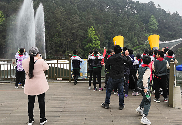 自贡自流井:留守娃走进尖山景区 乐享春光_fororder_3活动现场(摄影-李杰)