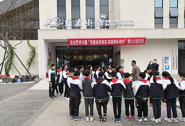 自贡自流井:留守娃走进尖山景区 乐享春光_fororder_2活动现场(摄影-李杰)