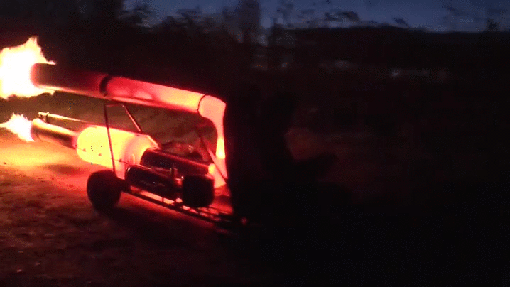 英国男子造烟火风车 1420支烟花同时炸裂如风火轮