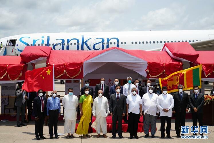 පරිත්‍යාග ලෙස චීනය ලබා දුන් COVID-19 එන්නත් තොගය ගුවන් තොටුපොලේ දී  ශ්‍රී ලංකා ජනාධිපතිවරයා විසින් භාර ගනු ලබයි_fororder_0d692b55d1372b4bc25f7b7057cc26a8