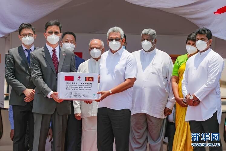පරිත්‍යාග ලෙස චීනය ලබා දුන් COVID-19 එන්නත් තොගය ගුවන් තොටුපොලේ දී  ශ්‍රී ලංකා ජනාධිපතිවරයා විසින් භාර ගනු ලබයි_fororder_e78ac80e53e5b4ae81db6ce0e252577d