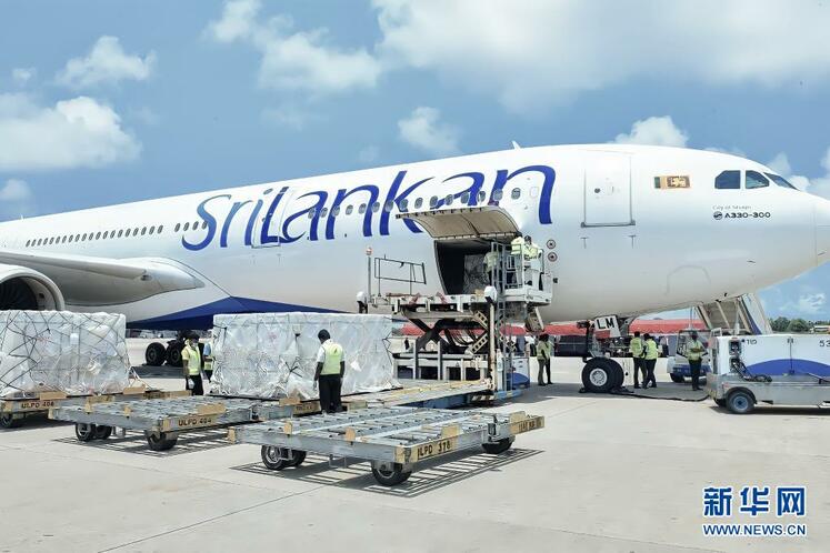 පරිත්‍යාග ලෙස චීනය ලබා දුන් COVID-19 එන්නත් තොගය ගුවන් තොටුපොලේ දී  ශ්‍රී ලංකා ජනාධිපතිවරයා විසින් භාර ගනු ලබයි_fororder_5228b05261570ed831496e33a4ea46fb