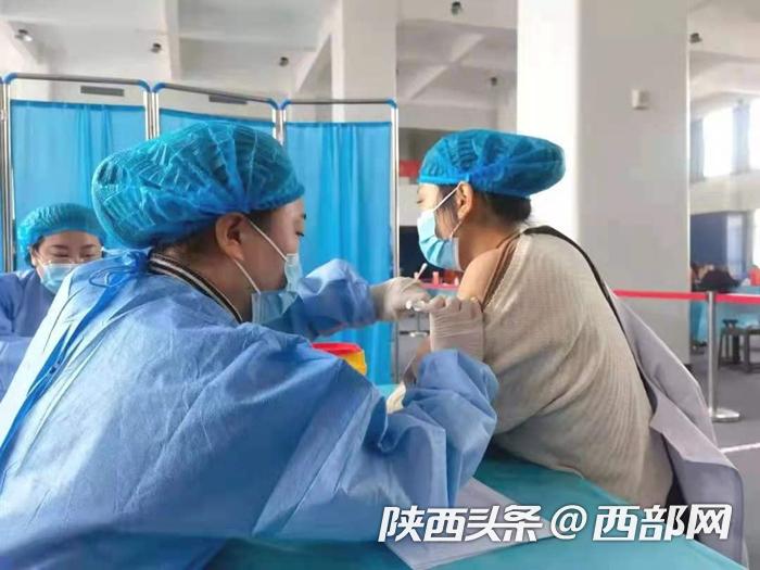 西安首个方舱式新冠疫苗集中接种点建成 日均接种量超千人_fororder_微信图片_20210401164739