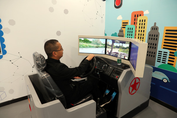 图片默认标题_fororder_市民正在社区科普体验馆公共安全区域进行模拟驾驶