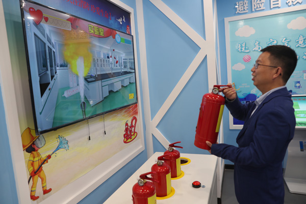 图片默认标题_fororder_市民正在社区科普体验馆体验使用干粉灭火器虚拟灭火