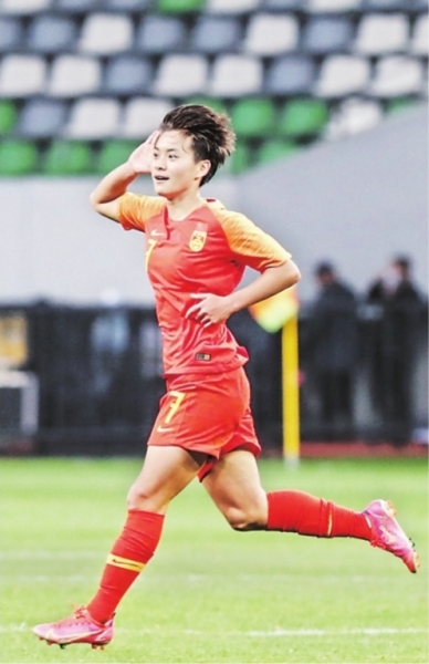 4月13日,中国队球员王霜在比赛中庆祝进球.新华社发