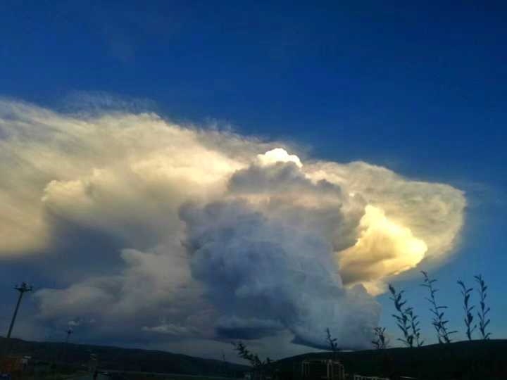 美呆了!阿坝县出现超美爆炸云- 国际在线移动