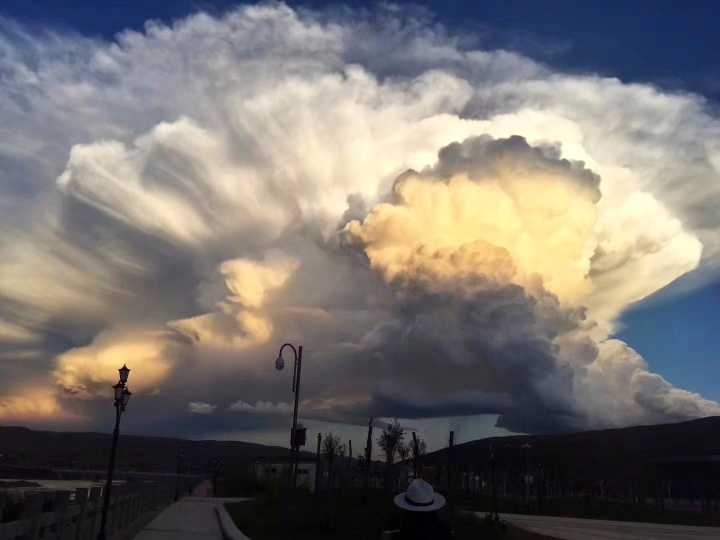 美呆了!阿坝县出现超美爆炸云- 国际在线移动