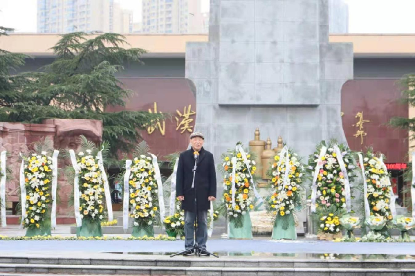 武汉江岸区二七烈士纪念碑前　党员学生代表追忆党史_fororder_图片2