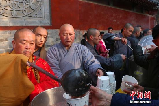 腊八节释永信携洋弟子祈福舍粥