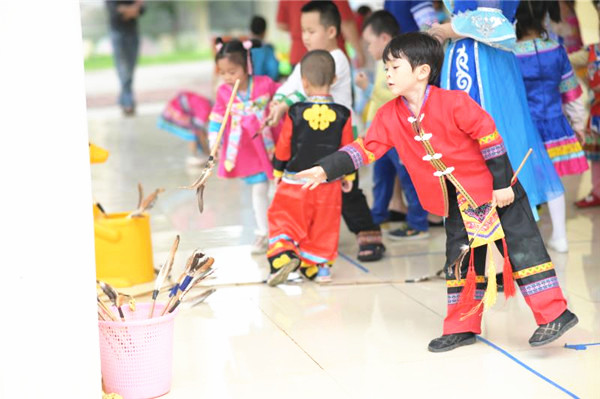 “小阿妹小阿哥”过“三月三”咯 广西各地幼儿园把传统文化融入幼儿教育中