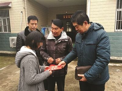 厕所管理员大叔热心做慈善 十多年共捐款20多万