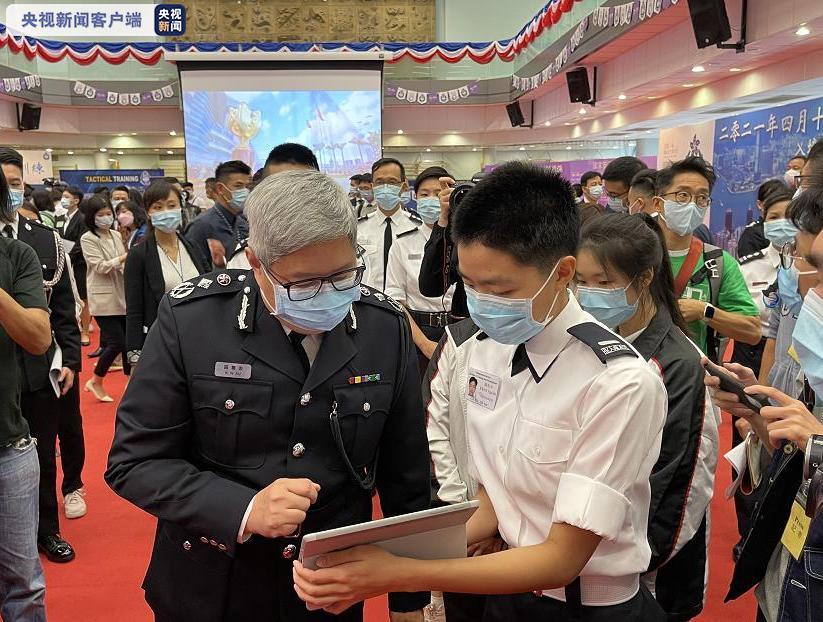 整齐划一! 香港入境处展示中式步操
