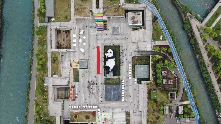 （转载）130吨重！“自拍大熊猫”雕塑正式亮相都江堰