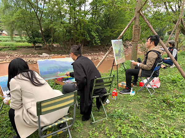 “画意成都 水墨崃山”成都红色主题写生活动在邛崃市启动_fororder_写生现场-供图-邛崃市委宣传部