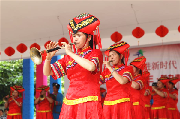 民俗体验乐翻天 除了舞龙大赛,跳竹竿,斗竹马,抛绣球,舂糍粑,搓粉虫