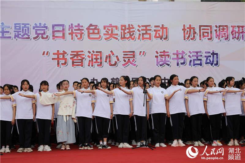 湖北鹤峰：1100名师生同台赛读经典 让书香溢满校园